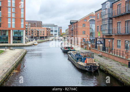 Leeds and Liverpool Canal at Granary Wharf in the city center of Leeds. The canal is 127 miles long and includes 91 locks as it crosses the Pennines. Stock Photo