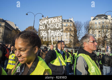 Paris, Ile de France, France. 17th November 2018. A protester seen holding a placard during the protest.People demonstrated in yellow vests against the increase of fuel prices in Paris, France. Credit: Thierry Le Fouille/SOPA Images/ZUMA Wire/Alamy Live News Stock Photo