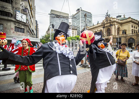 São Paulo, Brazil. 17th November 2018. CHRISTMAS CELEBRATION BRAZIL:Santa Claus rejoices children and adults in a shopping mall inThis saturday, 17. Credit: Cris Faga/ZUMA Wire/Alamy Live News Stock Photo