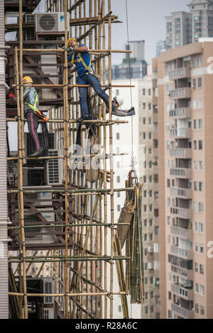 Hong Kong, China. 17th Nov, 2018. Construction workers seen working on bamboo scaffolding for a newly built residential apartment in Hong Kong.The property market is Hong Kong remain bullish despite government effort trying to cool down the market by imposing extra stamp duty for property transactions. Credit: Geovien So/SOPA Images/ZUMA Wire/Alamy Live News Stock Photo
