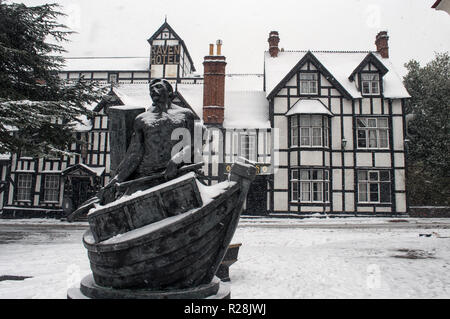 A view of the snow covered Raven Hotel in Droitwich Spa with the dramatic salt miners sculpture. Victoria Square. The Beast of the East storm effects. Stock Photo