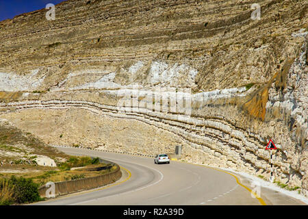 Zig zag road through the southern Dhofar, Jabal al-Qamar, Oman. Stock Photo