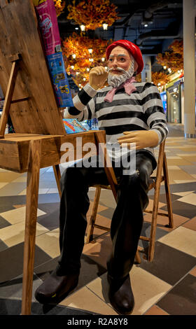 Artist and easel statue in the Terminal 21 shopping mall, Pattaya, Thailand, Southeast Asia Stock Photo