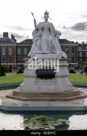 Queen Victoria Statue at Kensington Palace Stock Photo