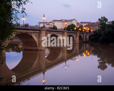 Puente de piedra sobre el río Ebro en Logroño. La Rioja. España Stock Photo