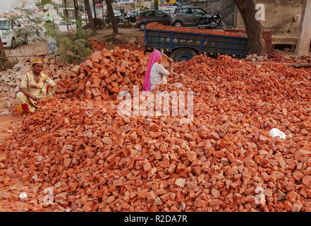 Mohali, Punjab, India. 19th Nov, 2018. Women laborers seen working at a construction site in Mohali, India. Mohali is a city in the Sahibzada Ajit Singh Nagar district in Punjab, India, which is a commercial hub lying south-west to the Union Territory of Chandigarh. Mohali has emerged as one of the most important cities in Punjab and the rest of northern India; it is developing rapidly as an IT Hub of the state. Credit: Saqib Majeed/SOPA Images/ZUMA Wire/Alamy Live News Stock Photo