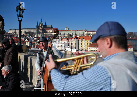 Prague, Czech Republic. 18th Nov, 2018. Street musician playing music together with his band on the Charles bridge in Prague in the Czech Republic. Credit: Slavek Ruta/ZUMA Wire/Alamy Live News Stock Photo