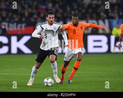 Gelsenkirchen, Germany. 19th Nov, 2018. duels, duel between Mats Hummels (Germany) and Georginio Wijnaldum (Netherlands) GES/Football/Nations League: Germany - Netherlands, 19.11.2018 Football/Soccer: Nations League: Germany vs Netherlands, Gelsenkirchen, November 19, 2018 | usage worldwide Credit: dpa/Alamy Live News Stock Photo