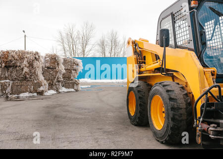 Process of garbage loading to the garbage truck Stock Photo - Alamy