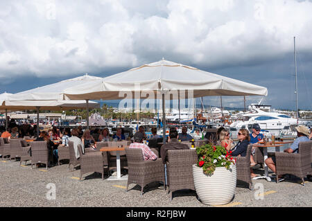 Outdoor restaurant on Paphos Harbour promenade, Paphos (Pafos), Pafos District, Republic of Cyprus Stock Photo