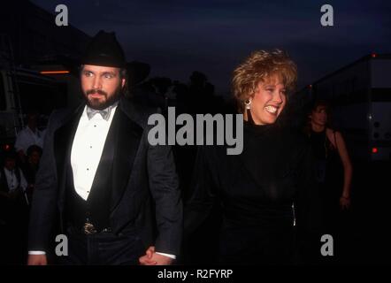 Garth Brooks and wife Sandy January 30, 1991 Credit: Ralph Dominguez ...