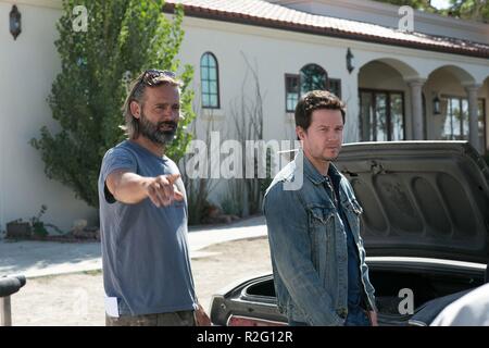 2 Guns Year : 2013 USA Director : Baltasar Kormákur Mark Wahlberg, Baltasar Kormákur Shooting picture Stock Photo