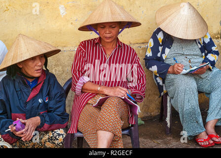 Women Fish Traders Wearing Traditional Conical Hats At The Auction On The Bank Of The Thu Bon River In Hoi An Vietnam Stock Photo Alamy