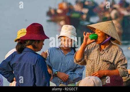 Women Fish Traders Wearing Traditional Conical Hats At The Auction On The Bank Of The Thu Bon River In Hoi An Vietnam Stock Photo Alamy