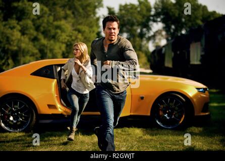 Transformers: Age of Extinction Year : 2014 USA / China Director : Michael Bay Nicola Peltz, Mark Wahlberg Stock Photo