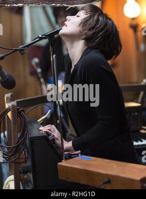 Frank Year : 2014 UK / USA / Ireland Director : Lenny Abrahamson Maggie Gyllenhaal Stock Photo