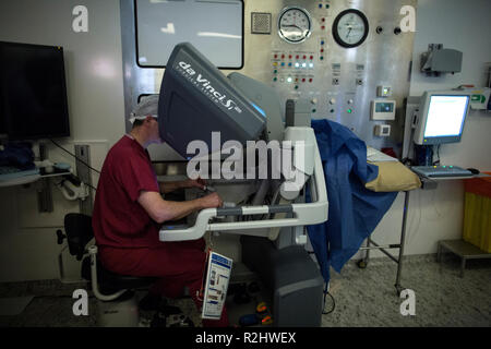 Robotic surgeon da Vinci Xi robot operating a surgical procedure of removing a bladder at University College London Hospital, London, England, UK Stock Photo