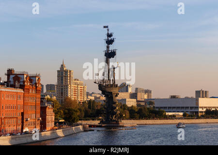 1997 Peter the Great Statue standing at the confluence of Moskva River and the Vodootvodny Canal in Moscow, Russia. Designed by Zurab Tsereteli. Stock Photo