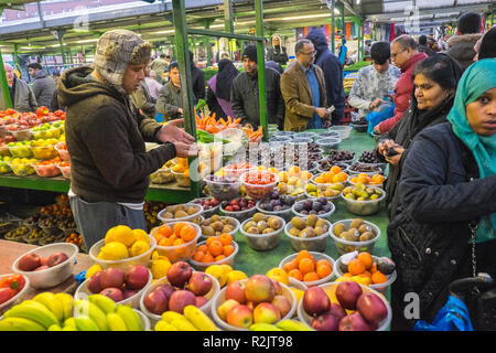 Fruit,and,vegetables,veg,vegetable,stalls,at,outdoor,section,of,Rag Market,Bull Ring,Birmingham,City Centre,West,Midlands,England,UK,GB,Great,Britain, Stock Photo
