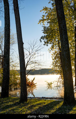 Sunrise and morning mist on a frosty morning overlooking the Mississippi river.  Bellevue, Iowa. Stock Photo