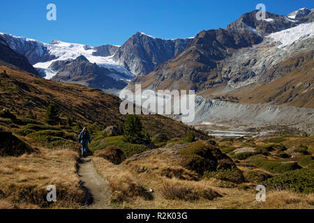 Path from the Schwarzsee into the Zmutttal. View to the Col de Herens with the Stockji glacier. Stock Photo