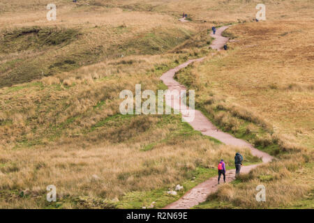 Storey Arms, Brecon Beacons South Wales, UK.  20 November 2018.  UK weather: Freezing temperatures this morning with -2 at the top of Pen-Y-Fan today.  People begin their walk to the top. Credit: Andrew Bartlett/Alamy Live News Stock Photo