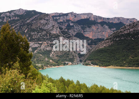 Verdon, Frankreich. 12th July, 2018. View over the lake of Lac de Sainte-Croix at the Verdon Gorge in Southern France. Looking east into the gorge, at the beginning you can see the bridge of Galetas. Location is a rest stop on the D957 in the north of the reservoir. | usage worldwide Credit: dpa/Alamy Live News Stock Photo