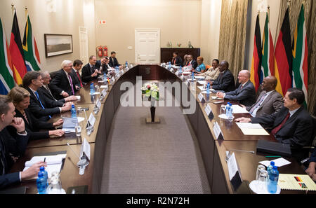 Kapstadt, South Africa. 20th Nov, 2018. President Frank-Walter Steinmeier (5th from left) and Matamela Cyril Ramaphosa (4th from right), President of South Africa, meet with their delegations in Tuynhuys, the Cape Town office of the South African President. President Steinmeier and his wife are on a state visit to South Africa on the occasion of a four-day trip to Africa. Credit: Bernd von Jutrczenka/dpa/Alamy Live News Stock Photo