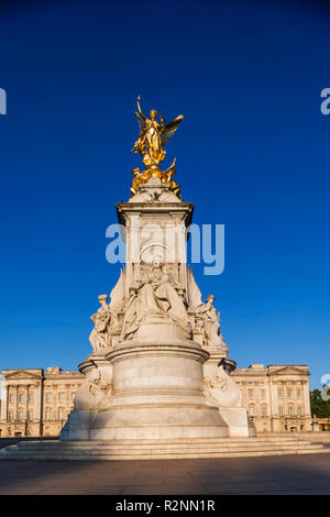 England, London, Buckingham Palace, Queen Victoria Statue Stock Photo