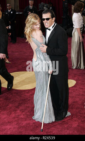 MELANIE GRIFFITH & ANTONIO BANDERAS 77TH ACADEMY AWARDS ARRIVALS KODAK THEATRE HOLLYWOOD LOS ANGELES USA 27 February 2005 Stock Photo