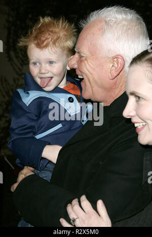 MALCOLM MCDOWELL & BECKETT AEO FLUX WORLD PREMIER CINERAMA DOME HOLLYWOOD LOS ANGELES USA 01 December 2005 Stock Photo