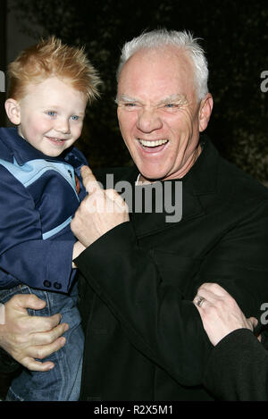 MALCOLM MCDOWELL & BECKETT AEO FLUX WORLD PREMIER CINERAMA DOME HOLLYWOOD LOS ANGELES USA 01 December 2005 Stock Photo