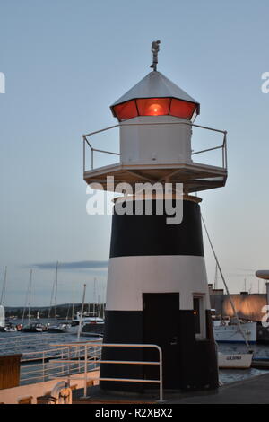 Oslo, Aker Brygge, Einkaufszentrum, Leuchtturm, Leuchtfeuer, Zentrum, Hafen, Stadthafen, Licht, Lampe, Beleuchtung, Fahrwasser, Fähre, Sicherheit Stock Photo