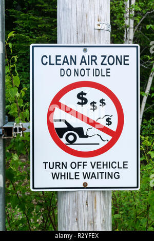 A Clean Air Zone sign in Canada tells drivers to switch their car engine off when stationary or stopped.