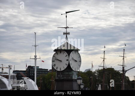 Oslo, Norwegen, Uhrturm, Ziffernblatt, Zeiger, Zeit, Uhrzeit, Turm, Karl Johans Gate, Glockenspiel, Aker Brygge, Hafen, Stadtzentrum, Leuchtturm, Kai, Stock Photo