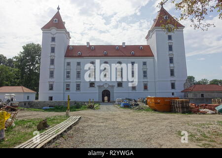 Schloss Ebenfurth ist ein in der niederösterreichischen Stadtgemeinde Ebenfurth gelegenes ehemaliges Wasserschloss. Seit 2000 bemühte sich aber die Ps Stock Photo