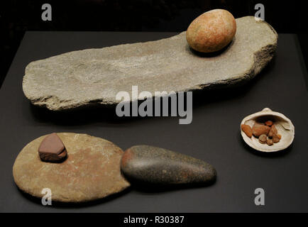 From left to right and from back to front: Grindstone. El Garcel (Antas, Almeria province, Andalusia) and El Higueron Cave (Rincon de la Victoria, Malaga province, Andalusia); Grindstone, pestle and dye. El Higueron Cave (Rincon de la Victoria, Malaga province, Andalusia) and Ochre pot with traces of dye. La Encantada (Almanzora Caves, Almeria province, Andalusia). National Archaeological Museum. Madrid. Spain. Stock Photo