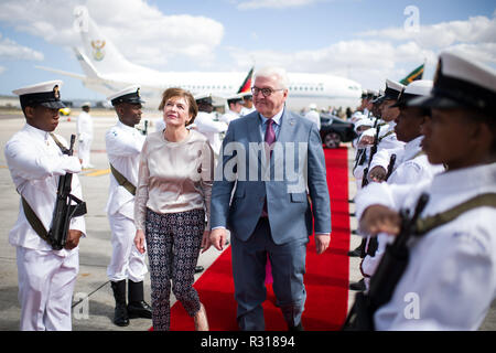 Kapstadt, South Africa. 21st Nov, 2018. Federal President Frank-Walter Steinmeier and his wife Elke Büdenbender will board the Airbus A340 of the Flugbereitschaft at Cape Town Airport to continue their flight to Gabarone (Botswana). President Steinmeier and his wife are on a state visit to South Africa on the occasion of a four-day trip to Africa. Credit: Bernd von Jutrczenka/dpa/Alamy Live News Stock Photo