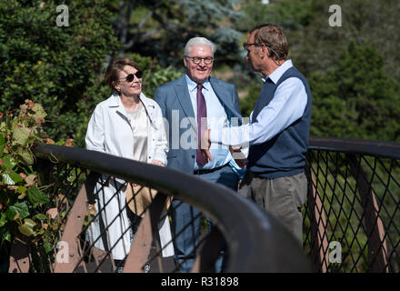 Kapstadt, South Africa. 21st Nov, 2018. Federal President Frank-Walter Steinmeier (M) and his wife Elke Büdenbender (L) are guided by Philip Le Roux, curator of the Botanical Garden, through the Kirstenbosch Botanical Garden on the eastern slope of Table Mountain. It is considered one of the most beautiful botanical gardens in the world. President Steinmeier and his wife are on a state visit to South Africa on the occasion of a four-day trip to Africa. Credit: Bernd von Jutrczenka/dpa/Alamy Live News Stock Photo
