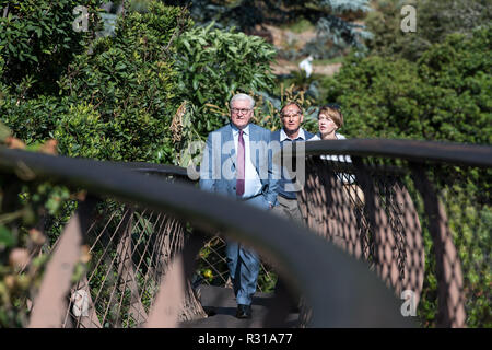 Kapstadt, South Africa. 21st Nov, 2018. Federal President Frank-Walter Steinmeier (l) and his wife Elke Büdenbender (M) are guided by Philip Le Roux, curator of the Botanical Garden, through the Kirstenbosch Botanical Garden on the eastern slope of Table Mountain. It is considered one of the most beautiful botanical gardens in the world. President Steinmeier and his wife are on a state visit to South Africa on the occasion of a four-day trip to Africa. Credit: Bernd von Jutrczenka/dpa/Alamy Live News Stock Photo