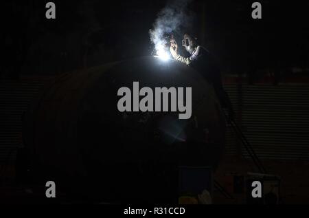 Allahabad, Uttar Pradesh, India. 21st Nov, 2018. Allahabad: Labour making Pontoon at factory ahead of Kumbh 2019 in Allahabad on 21-11-2018. Credit: Prabhat Kumar Verma/ZUMA Wire/Alamy Live News Stock Photo