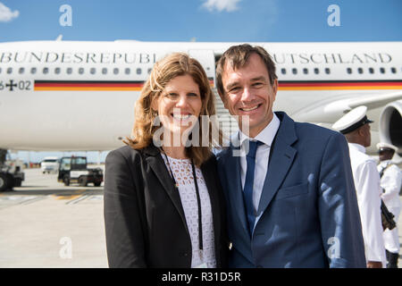 Kapstadt, South Africa. 21st Nov, 2018. Martin Schäfer, German Ambassador to South Africa, and his partner Anna Schröder are standing in front of the Airbus A340 of the Air Mission Wing at Cape Town Airport after President Steinmeier and his wife have said goodbye. President Steinmeier and his wife were on a state visit to South Africa on the occasion of a four-day trip to Africa. Credit: Bernd von Jutrczenka/dpa/Alamy Live News Stock Photo