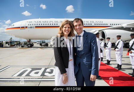 Kapstadt, South Africa. 21st Nov, 2018. Martin Schäfer, German Ambassador to South Africa, and his partner Anna Schröder are standing in front of the Airbus A340 of the Air Mission Wing at Cape Town Airport after President Steinmeier and his wife have said goodbye. President Steinmeier and his wife were on a state visit to South Africa on the occasion of a four-day trip to Africa. Credit: Bernd von Jutrczenka/dpa/Alamy Live News Stock Photo