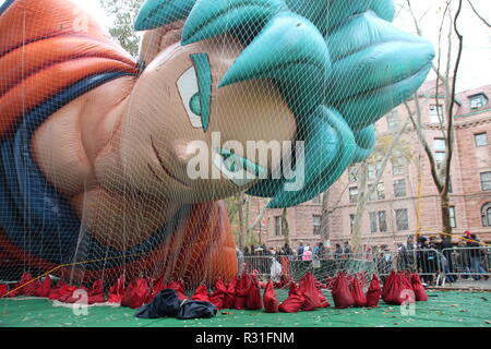 New York, USA. 21st Nov, 2018. A helium balloon is filled for the annual Thanksgiving parade. In the streets around the American Museum of Natural History in Central Park, figures, hearts and stars slowly took shape. From limp tarpaulins into huge figures. On Thursday (22.11.2018), on the occasion of the annual Thanksgiving Parade, which is organised every year by a large department store chain, they were to be carried more than three kilometres through the streets of the metropolis of millions. Credit: Christina Horsten/dpa/Alamy Live News Stock Photo