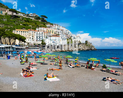 Altstadt und Strand von Amalfi, Amalfi, Halbinsel von Sorrent, Amalfiküste, Kampanien, Italien Stock Photo