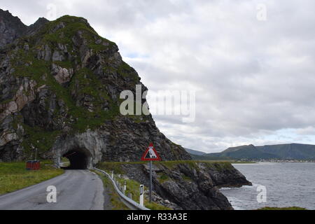 Norwegen, Nordland, Andenes, Andøya, Vesterålen, Insel, Küste, Sommer, Straße, Landstraße, Gebirge, Fv 976, 976, Kleivodden, Bleik, Stadt, Leuchtturm, Stock Photo