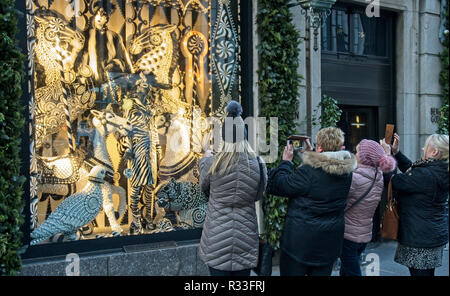 NEW YORK, USA, 20NOV2018. Passers-by stop to photograph a window of Bergdorf Goodman luxury department store in Midtown Manhattan.  Photo by Enrique S Stock Photo