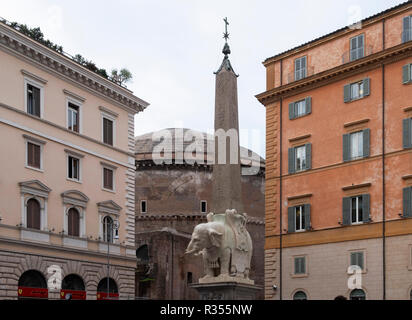Rom, Roma, Piazza delle Minerva, Elefant von Bernini, im Hintergrund das Pantheon Stock Photo