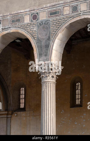 Rom, Roma, Santa Sabina, Kapitelle an der Wand des Mittelschiffs Stock Photo