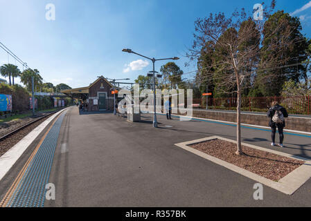 Leafy Gordon railway station on Sydney's upper North Shore, part of the Ku-Ring-Gai Municipality and the Sydney Trains network NSW, Australia Stock Photo